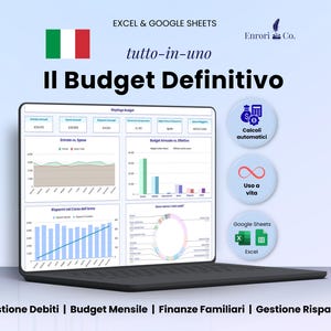 Può includere: Un computer portatile che mostra un dashboard finanziario con grafici. Lo schermo mostra l'analisi dei dati con il testo "Il Budget Definitivo" e "Excel & Google Sheets". L'immagine include la bandiera italiana e icone per calcoli automatici e uso a vita.