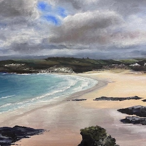 Puede incluir: Pintura al óleo de un paisaje costero con una playa de arena, agua turquesa y colinas verde oscuro bajo un cielo nublado. La obra captura la serena belleza del océano encontrándose con la orilla, con pinceladas visibles.