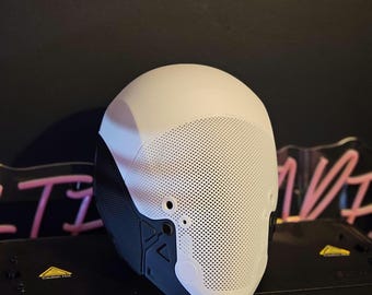Réplica personalizada para cosplay inspirada no capacete com capuz da Máscara do Fantasma.