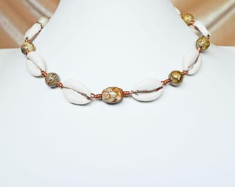 Collar de concha de cauri con alambre de cobre, ágata aguamarina y jaspe pictórico.