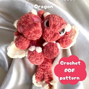 Peut inclure: Un modèle de crochet pour un jouet amigurumi de dragon à deux têtes. Le dragon est rose avec des accents blancs et de grands yeux. Le modèle est disponible en téléchargement PDF. "Tandem the two headed Dragon Crochet PDF pattern"