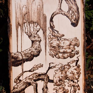Puede incluir: Obra de arte pirograbada con representaciones detalladas de árboles y ramas. La obra de arte está creada sobre una tabla de madera de color claro, con los diseños de árboles representados en tonos marrones. La pieza tiene una estética natural y rústica.