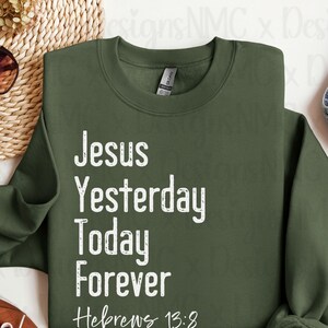 Puede incluir: Una sudadera verde con texto blanco que dice "Jesús Ayer Hoy Por Siempre Hebreos 13:8".