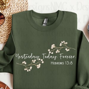 Puede incluir: Una sudadera verde con un diseño floral blanco y el texto "Yesterday. Today. Forever. Hebrews 13:8"