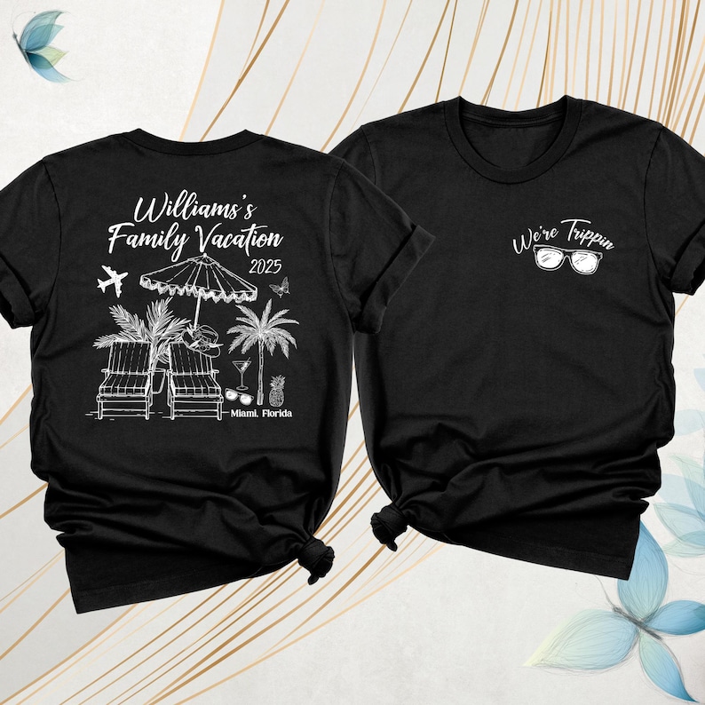 Pode incluir: Duas camisetas pretas. Uma apresenta o texto "Williams's Family Vacation 2025" com gr&aacute;ficos tem&aacute;ticos de praia. A outra camisa tem o texto "We're Trippin" com &oacute;culos de sol. Ambas as camisas t&ecirc;m mangas curtas e gola redonda.