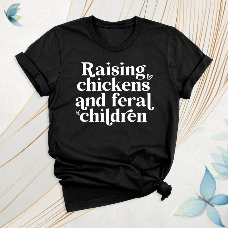 Peut inclure: T-shirt noir avec un texte blanc qui dit "&Eacute;lever des poulets et des enfants sauvages".