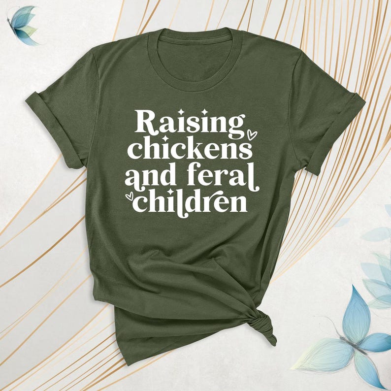 Peut inclure: Un t-shirt vert avec le texte "Raising chickens and feral children" en lettres blanches.