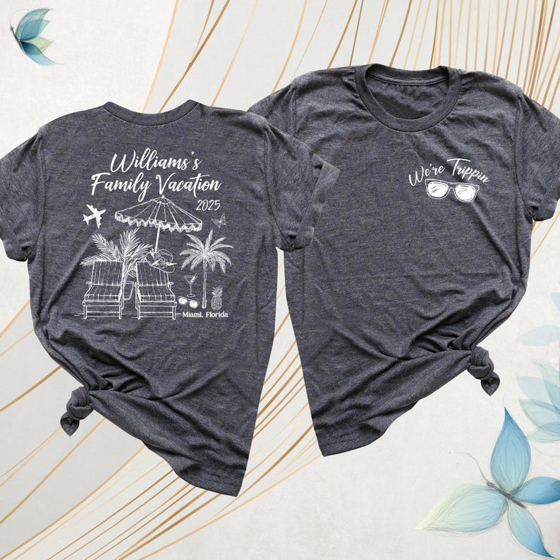 Pode incluir: T-shirts cinzentas escuras com gr&aacute;ficos brancos. Uma camisa apresenta o texto "Williams's Family Vacation 2025" com ilustra&ccedil;&otilde;es de praia. A outra mostra "We're Trippin" com &oacute;culos de sol.