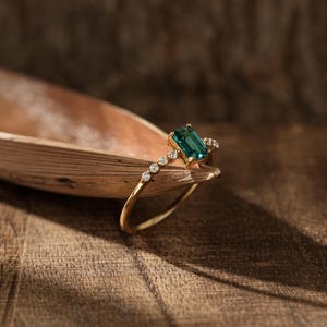 Zierlicher Grüner Edelstein Ring, 14K Gold Stapelring, Minimalistische Mai Birthstone Versprechen Ring, Vintage Verlobung Band Geschenk für Sie