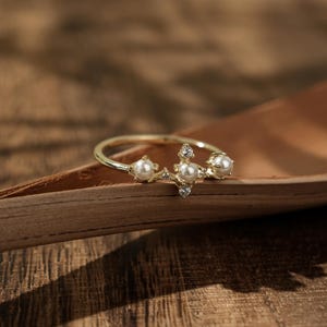 Sierlijke drie zoetwaterparelring, 14K gouden CZ stapelbare band, minimale vintage beloftering, bruidsparelsieraden cadeau voor haar