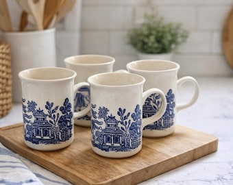 Blue Willow stengodsmuggar set med 4 vintage blå & vita Chinoiserie-koppar