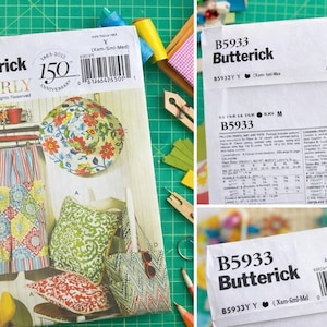 Puede incluir: Un collage de imágenes que presenta un paquete de patrones de costura Butterick, B5933, con diseños Waverly. El paquete muestra una variedad de artículos de decoración para el hogar, incluyendo pantalones cortos estampados, almohadas, un sombrero y un bolso tote. La paleta de colores incluye rojo, azul, verde y amarillo.