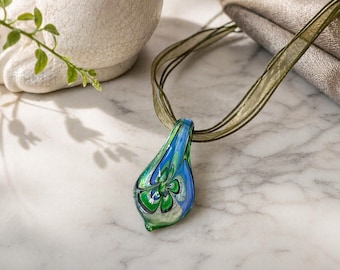 Naszyjnik z wisiorem ze szkła artystycznego w stylu Murano, zielono-niebieski sznurek w kształcie łezki