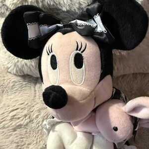 Disney Minnie Maus Plüsch SEGA 2008 Fun Fan Amuse Gothic Hase Puppe Schwarz Dress Bild 6