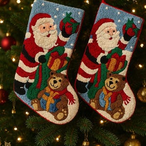 Puede incluir: Dos calcetines navideños con un diseño de Papá Noel. Cada calcetín presenta a Papá Noel sosteniendo un regalo y un oso de peluche con una bufanda. Los calcetines son rojos, blancos, azules, verdes y marrones, y cuelgan de un árbol de Navidad.