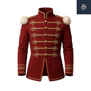 Könnte beinhalten: Burgunderfarbene Jacke im Militärstil mit goldenen Verzierungen und Knöpfen. Die Jacke hat dekorative goldene Seildetails, einen hohen Kragen und weiße Schulterpolster aus Kunstfell. Die Ärmel haben goldgestickte Manschetten. Es ist ein formelles Kleidungsstück.