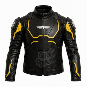 Könnte beinhalten: Schwarze Lederjacke mit gelben Akzenten und einem Totenkopf-Emblem. Die Jacke hat einen Stehkragen, einen Frontreißverschluss und gepolsterte Schultern. Das Design umfasst gelbe geometrische Formen und Totenkopfdetails.