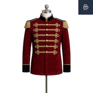 Puede incluir: Chaqueta de terciopelo burdeos con adornos y detalles dorados, incluyendo charreteras y botones decorativos. La chaqueta tiene cuello alto y puños de terciopelo negro. La chaqueta se exhibe en un maniquí.