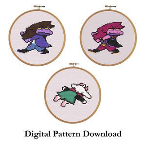 Peut inclure: Trois motifs de point de croix dans des cerceaux en bois. Les deux du haut présentent des personnages pixélisés en violet, bleu et noir. Le motif du bas montre deux personnages en blanc, vert et noir. Le texte en bas indique "Digital Pattern Download."