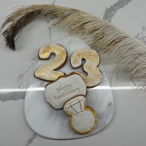 Anniversary cookies in white and gold