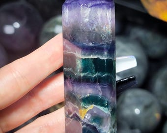 フローライトタワー – 紫、青緑色、青色の縞模様が入った虹色のフローライトポイント（45F）