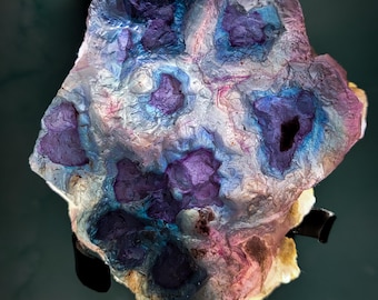 Grappe de cristaux de fluorite vibrante avec présentoir