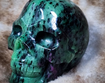 Cráneo de rubí zoisita (145A)