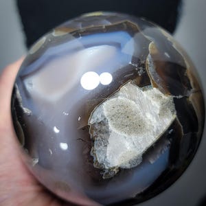 Sphère volcanique en agate (130F)