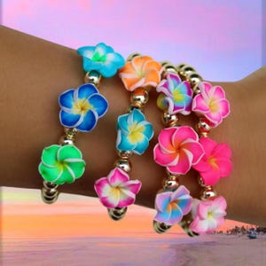 Tropisches Plumeria Stretch Armband mit Gold Filled Perlen