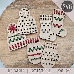 Puede incluir: Adornos navideños de madera, que incluyen gorros, mitones y calcetines, con detalles de costura rojos y verdes. Los adornos están cortados con láser y presentan un patrón de puntos. La imagen incluye el texto "DIGITAL FILE | SVG LASEF FILE | SVG-DXF" y las letras "SVG".