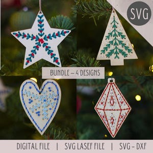 以下が含まれることがあります： 刺繍デザインが施された4つの木製クリスマスオーナメント。オーナメントには、星、木、ハート、ひし形が含まれています。星はティールと赤のアクセント、木は緑のアクセント、ハートは青のアクセント、ひし形は赤のアクセントがあります。「BUNDLE - 4 DESIGNS」の文字が見えます。