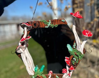 Hängespiegel | Rote Pilze + Grüner Quarz