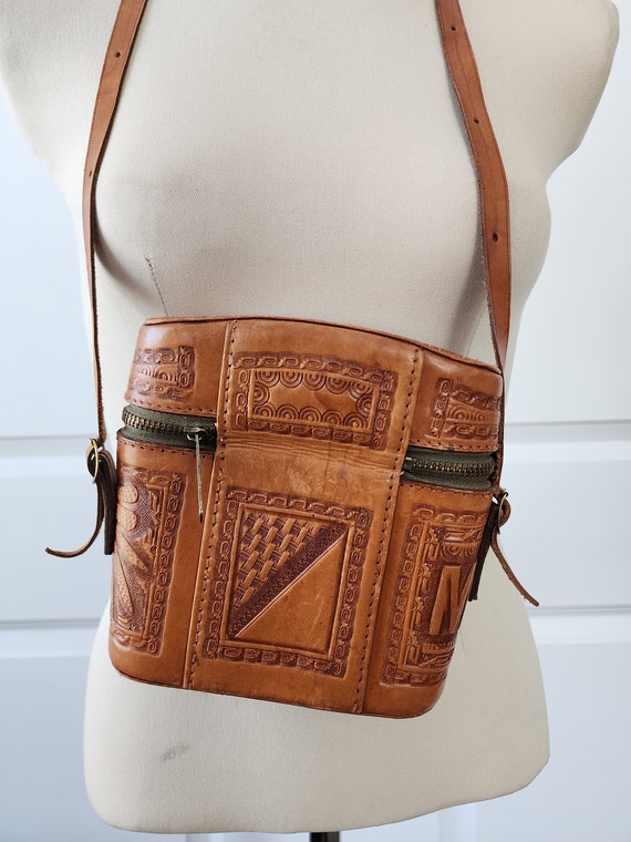 Vintage Tooled Leather Souvenir Purse from Mexico - image 2