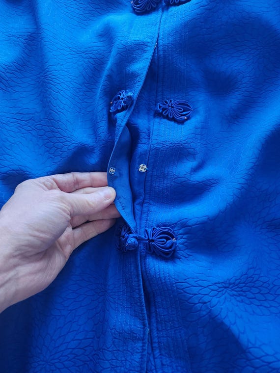 1960s Blue Floral Silk Kimono Robe Housedress - image 9