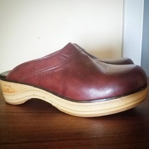 frye clogs