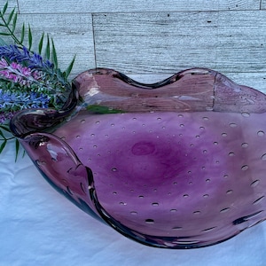 Vintage Amethyst-Kunstglasschüssel - mundgeblasenes Mittelstück im Murano-Stil - Bullicante-Bubble-dekorative Schale mit gekräuseltem Rand 8,25