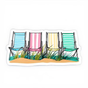 Puede incluir: Cuatro sillas de playa a rayas en azul, rosa, amarillo y verde, alineadas en una playa de arena con hierba verde delante de ellas.