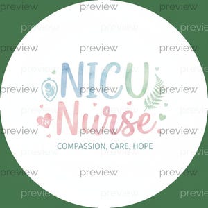 Könnte beinhalten: Ein rundes Grafikdesign mit den Worten "NICU Nurse" in blauer und rosa Aquarellschrift. Das Design enthält eine Babysilhouette, einen Farn und Herzen. Der Text "COMPASSION, CARE, HOPE" steht darunter.