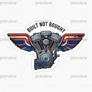 Könnte beinhalten: Ein Aufkleber mit einem Motorradmotor mit rot-weiß-blauen Flügeln. Der Text "BUILT NOT BOUGHT" steht über dem Motor. Das Design hat eine Vintage- und patriotische Ästhetik, passend für Motorrad-Enthusiasten.