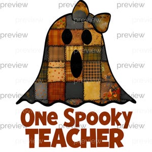 Puede incluir: Un diseño de fantasma de patchwork con un lazo, con cuadrados de patrones naranjas, marrones y negros. El fantasma tiene la boca muy abierta y ojos grandes. Debajo del fantasma, el texto dice "One Spooky Teacher" en marrón.