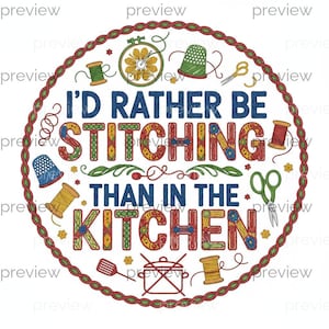 Puede incluir: Un diseño circular con el texto "I'D RATHER BE STITCHING THAN IN THE KITCHEN." El diseño incluye imágenes de herramientas de costura como tijeras, dedales, carretes de hilo y un bastidor de bordado, todo dentro de un borde decorativo.