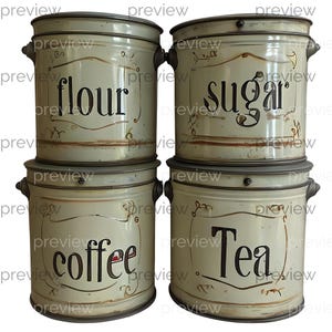 Può includere: Quattro barattoli di metallo bianco sporco con coperchi, etichettati con "flour", "sugar", "coffee" e "tea" in caratteri neri. Ogni barattolo ha un bordo decorativo e manici, suggerendo un'estetica vintage o rustica.