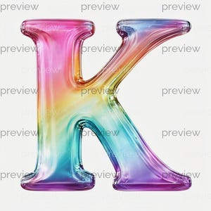 Op de afbeelding: Een kleurrijke, regenboogkleurige letter "K" met een glanzende, transparante uitstraling. De letter loopt over van roze naar geel, groen, blauw en paars. Het ontwerp is driedimensionaal, met afgeronde randen en een glad oppervlak.