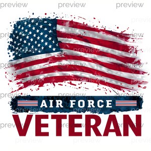 Puede incluir: Un diseño patriótico con una bandera estadounidense desgastada en rojo, blanco y azul. Debajo de la bandera, las palabras "AIR FORCE VETERAN" se muestran en negrita, en blanco y rojo, respectivamente, sobre un fondo azul oscuro.