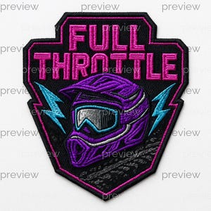 Könnte beinhalten: Gestickter Aufnäher mit einem lila Motocross-Helm, weißen Akzenten und einer Brille. Der Aufnäher zeigt die Worte "FULL THROTTLE" in Pink, mit blauen Blitzen. Der Aufnäher hat einen schwarzen Hintergrund und Rand mit rosa Umrandung.