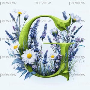 Könnte beinhalten: Ein grüner Buchstabe "G" ist mit weißen Gänseblümchen, Lavendelzweigen und blauem Laub geschmückt. Das Blumenarrangement schafft eine lebendige und natürliche Ästhetik. Das Design ist vor einem weichen, hellen Hintergrund platziert und hebt die leuchtenden Farben der Blumen hervor.