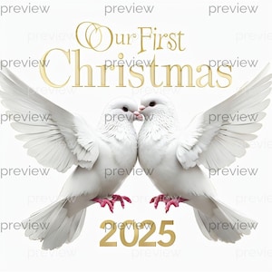 Könnte beinhalten: Eine weiße Grafik mit zwei Tauben, die sich zugewandt sind und ihre Flügel ausbreiten. Der goldene Text lautet "Our First Christmas" mit dem Jahr "2025" darunter. Das Bild ist vor einem weißen Hintergrund.