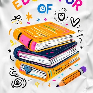 Op de afbeelding: Witte stof met een kleurrijk grafisch ontwerp met drie gestapelde boeken. De tekst "EDUCATOR OF TINNY HUMANS" wordt in verschillende kleuren weergegeven. Een potlood en doodle-elementen maken het ontwerp compleet.