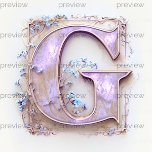 Puede incluir: Una letra "G" decorativa en un suave tono lavanda, con una textura similar al mármol y un borde dorado. Delicadas flores y enredaderas azules adornan la letra y el marco. El fondo es de un blanco roto suave, creando un diseño sofisticado y elegante.