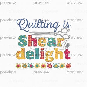 Puede incluir: Diseño gráfico con el texto "Quilting is Shear Delight" en varios colores y fuentes. El diseño incluye tijeras, un carrete de hilo y un borde decorativo de bloques de acolchado, ideal para acolchadores.